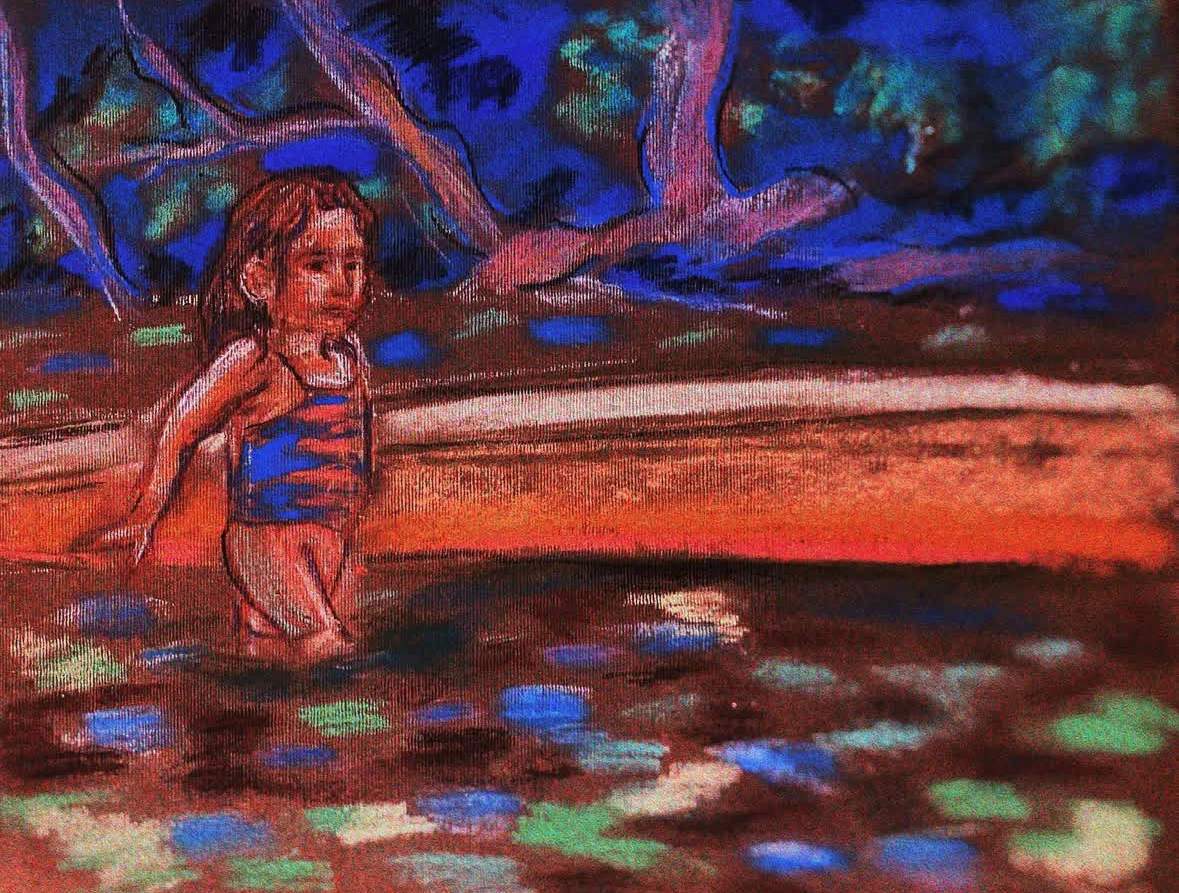 Enfant dans l’eau et rive orangée