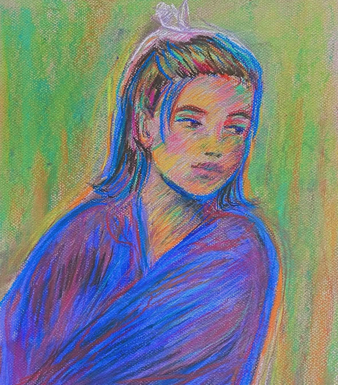 Portrait drapé violet sur fond vert