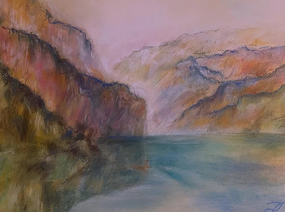 Lac entre des montagnes brumeuses