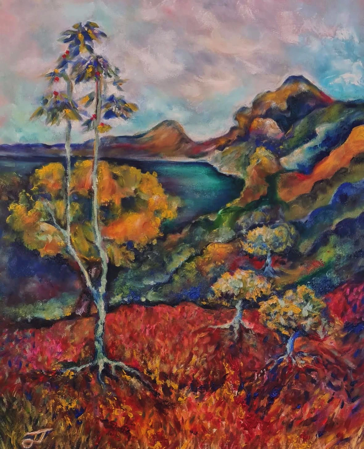 Arbre et reliefs sous un ciel nuageux