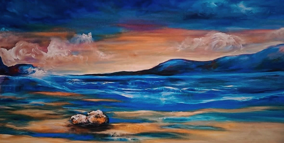 Vagues bleues sous un ciel aux reflets chauds