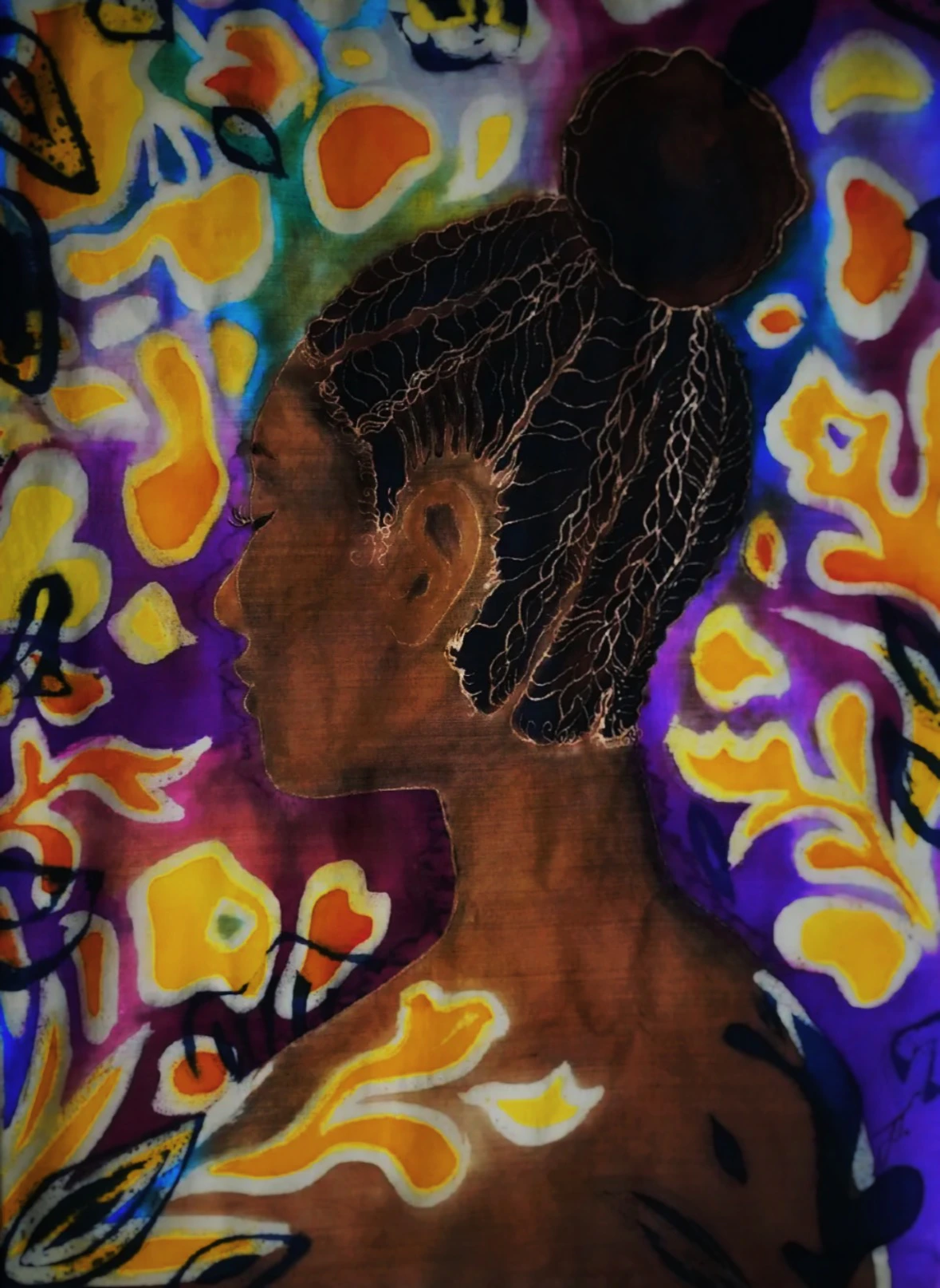 Profil de femme sur fond de motifs colorés