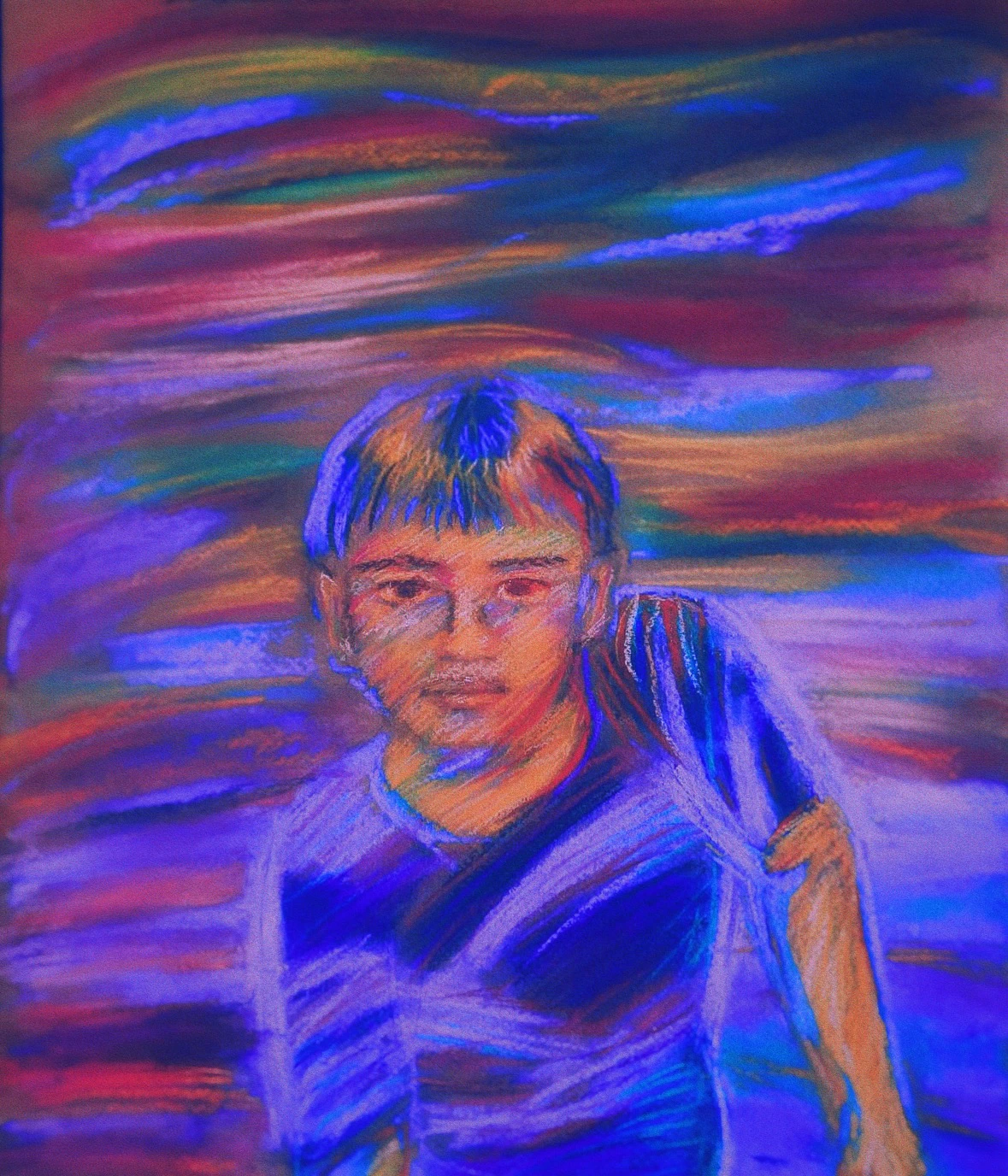 Portrait aux traits violets sur un ciel en mouvement