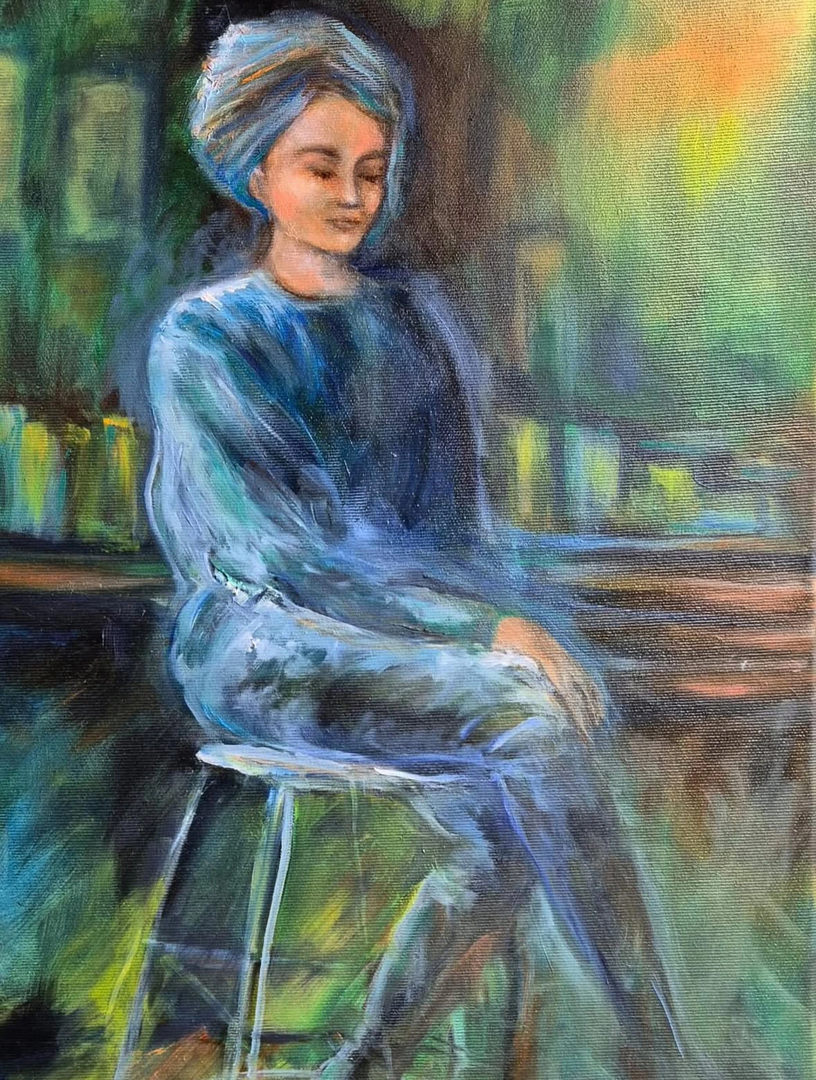 Portrait assis en bleu, mains jointes